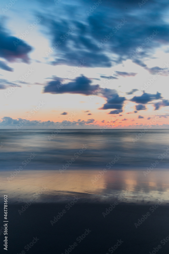 Naklejka premium sunrise on the beach