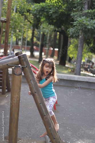 criança brincando no parque
