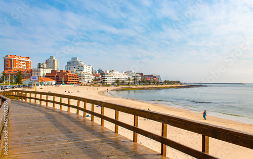 sol e a Praia de Punta del Este, Uruguai