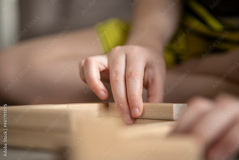 Obraz premium child playing djenga