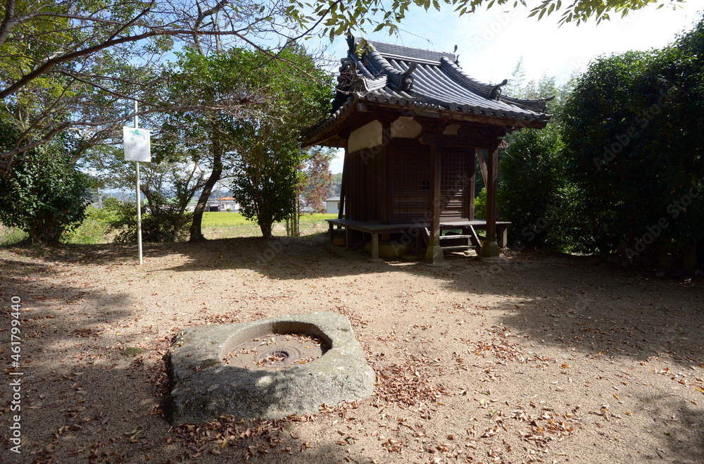 Obraz premium 巨勢の道 巨勢寺跡の塔心礎と大日堂 奈良県御所市
