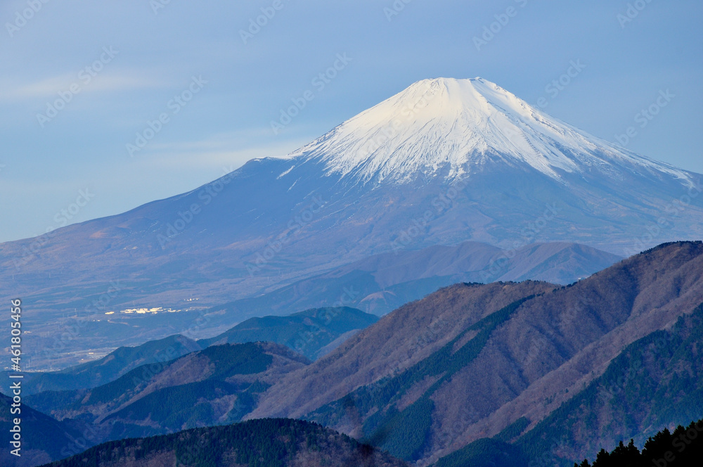 朝の丹沢山地より望む富士山　丹沢　二ノ塔より富士山、右が伊勢沢ノ頭