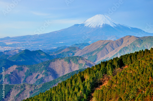 朝の丹沢山地より望む富士山 丹沢 二ノ塔より富士山、右奥が伊勢沢ノ頭、檜岳、手前が三ノ塔尾根