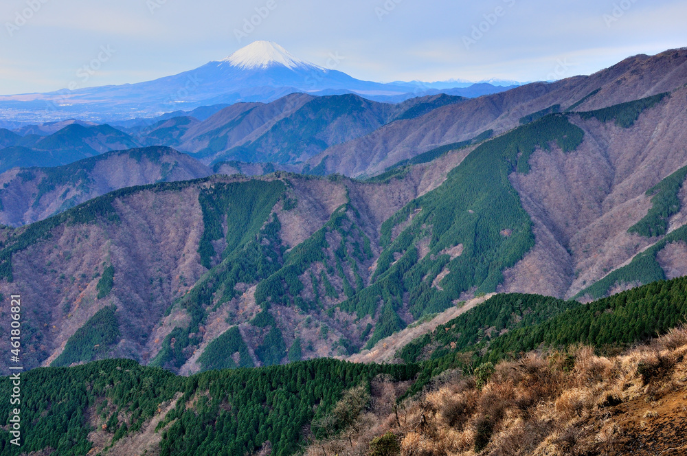 富士山と丹沢山地　表尾根の三ノ塔より眺める　丹沢　三ノ塔山頂より富士山、その手前から右へ、伊勢沢ノ頭、檜岳、雨山、鍋割山、小丸