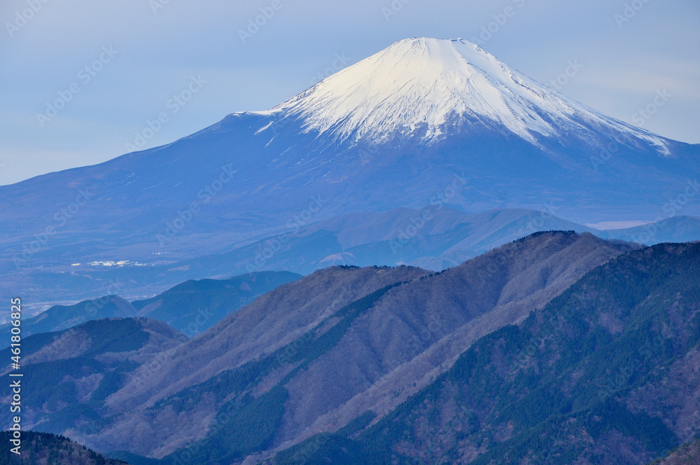 富士山と丹沢山地　表尾根の三ノ塔より眺める　丹沢　三ノ塔山頂より富士山、その手前が伊勢沢ノ頭
