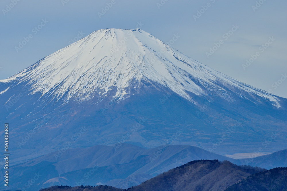 丹沢山地の表尾根の三ノ塔より富士山を眺める