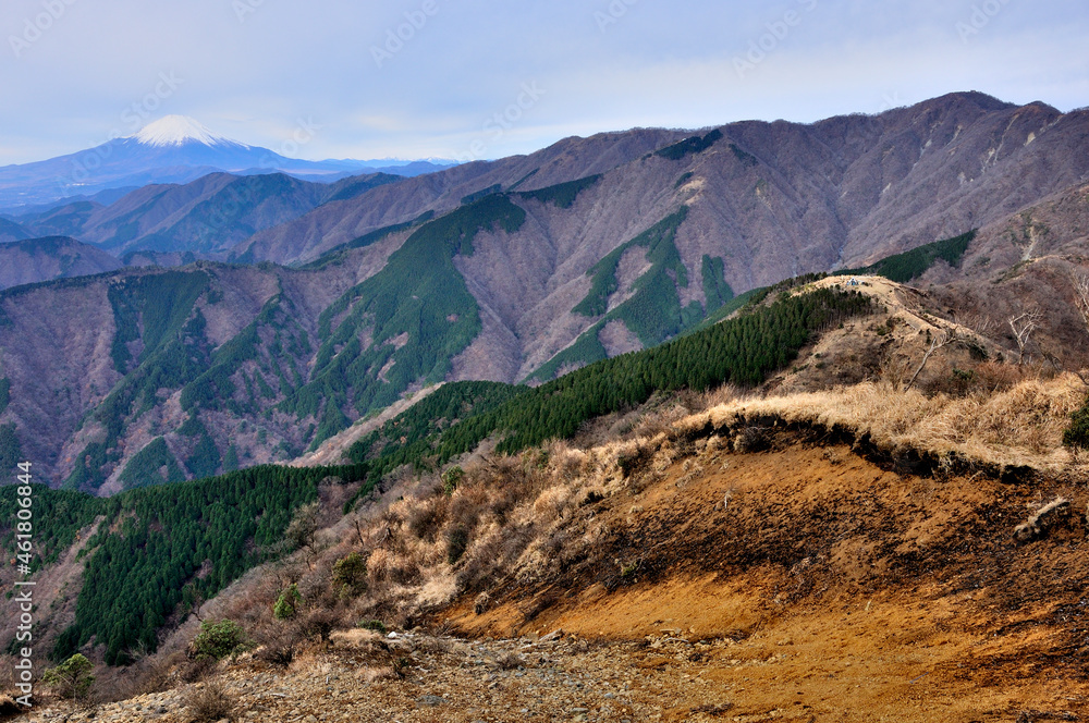 富士山と丹沢山地　表尾根の三ノ塔より眺める　丹沢,三ノ塔山頂より富士山、その手前から右へ、伊勢沢ノ頭、檜岳、雨山、鍋割山、小丸、花立、塔ノ岳、手前右が烏尾山