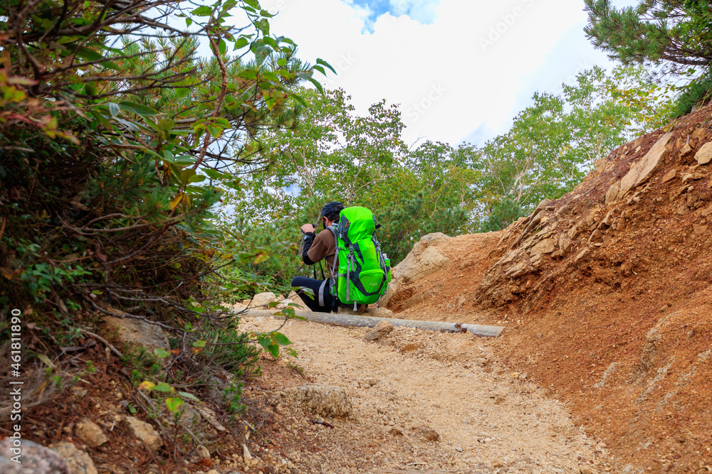 Obraz premium 山道で腰を下ろす登山者