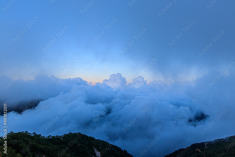 雲に覆われた山脈
