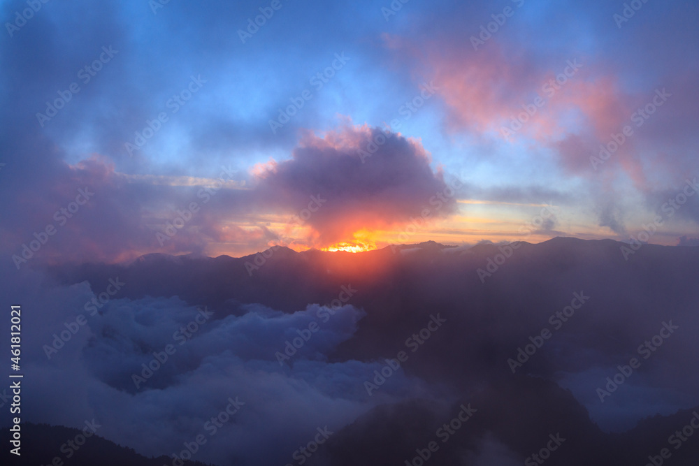雲に覆われた燕山荘展望台から望む夕焼け