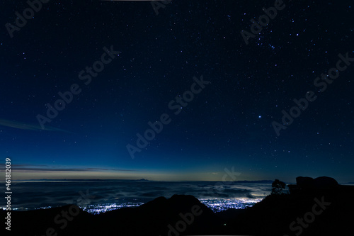 燕山荘展望台から望む星空と雲の下に見える街の灯り