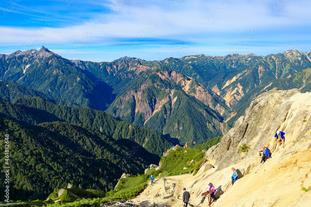 Naklejka premium 燕岳山頂付近の登山道を下山する人々