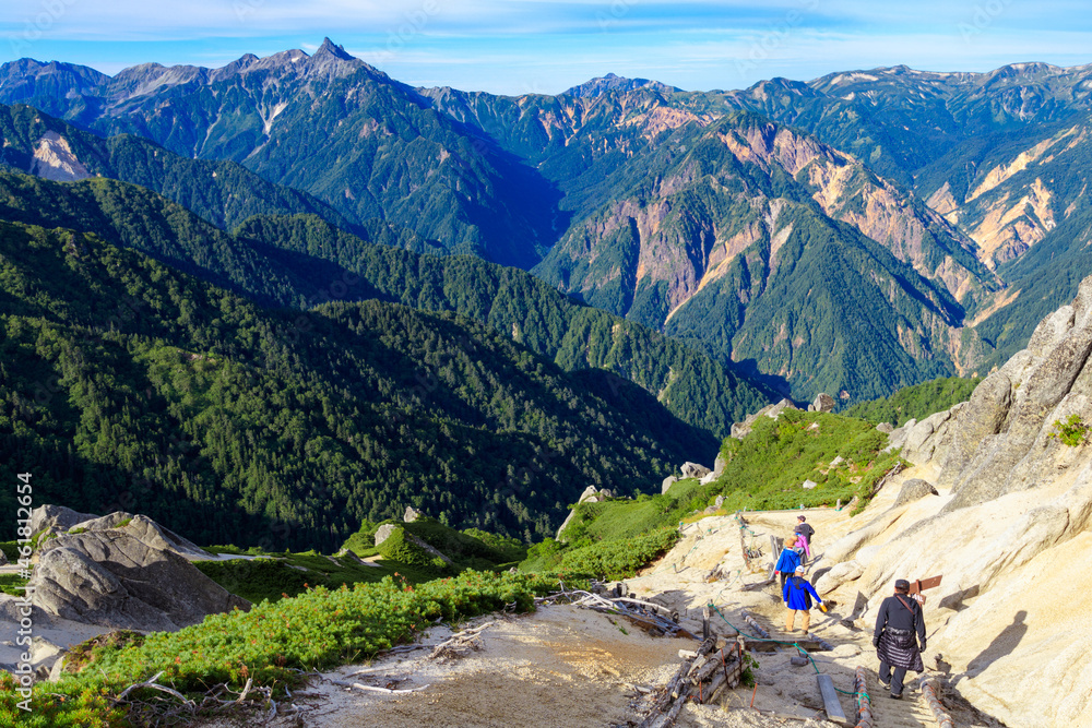 燕岳山頂付近の登山道を下山する人々 燕岳山頂付近の登山道を下山する人々