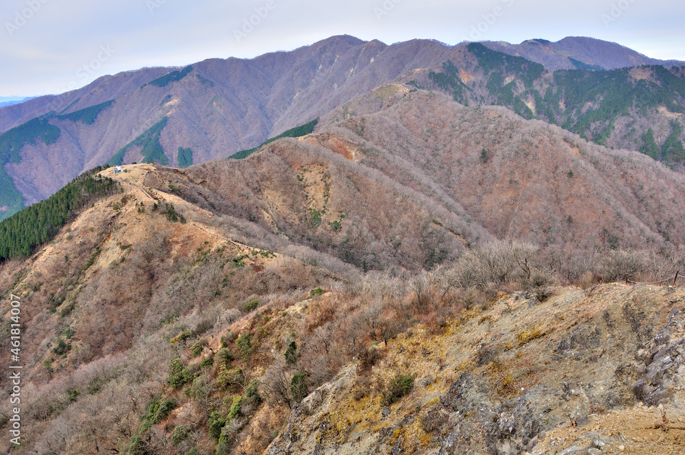 丹沢山地の表尾根 三ノ塔より眺める塔ノ岳と丹沢山 丹沢 三ノ塔より左から鍋割山、小丸、花立、塔ノ岳、木ノ又大日、新大日、日高、竜ヶ馬場、丹沢山、手前左が烏尾山、その右上が行者岳(行者ヶ岳) 丹沢山地の表尾根 三ノ塔より眺める塔ノ岳と丹沢山 丹沢 三ノ塔より左から鍋割山、小丸、花立、塔ノ岳、木ノ又大日、新大日、日高、竜ヶ馬場、丹沢山、手前左が烏尾山、その右上が行者岳(行者ヶ岳)