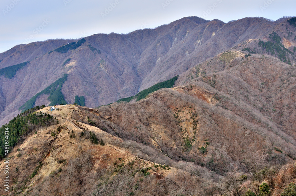 丹沢山地の三ノ塔より望む表尾根の山並み 丹沢 三ノ塔より左から小丸、花立、塔ノ岳、木ノ又大日、新大日、手前左が烏尾山、その右上が行者岳(行者ヶ岳) 丹沢山地の三ノ塔より望む表尾根の山並み 丹沢 三ノ塔より左から小丸、花立、塔ノ岳、木ノ又大日、新大日、手前左が烏尾山、その右上が行者岳(行者ヶ岳)