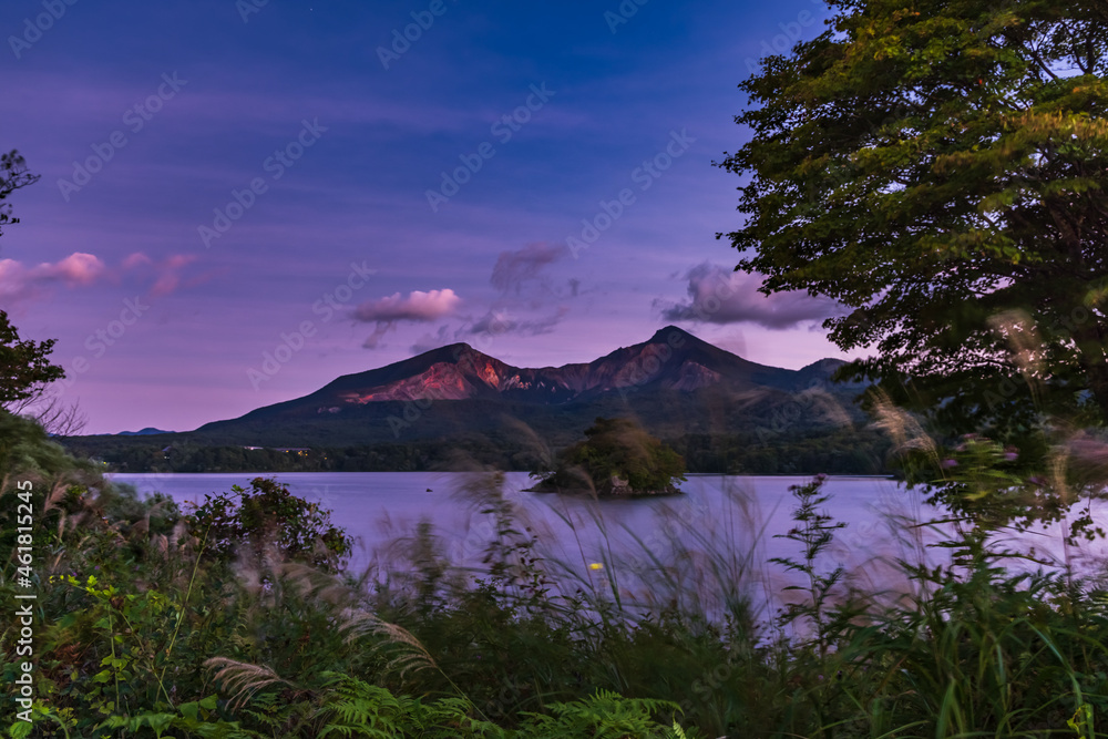 Fototapeta premium 夕暮れの福島県の磐梯山と桧原湖とススキ