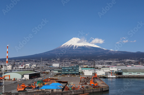 田子の浦と富士山（静岡県富士市） © sirius