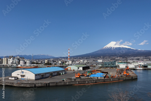 田子の浦と富士山（静岡県富士市） © sirius