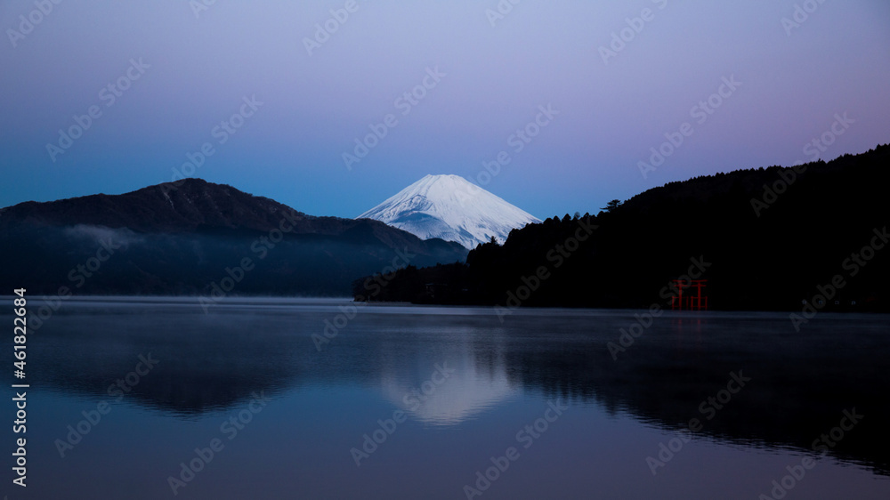 早朝、芦ノ湖からの富士山