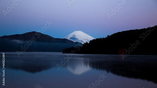 早朝、芦ノ湖からの富士山