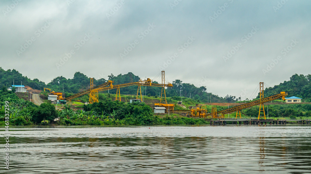 Obraz premium Huge conveyor at Mahakam Riverbank used to load coal to the barge. Industrial and mining background