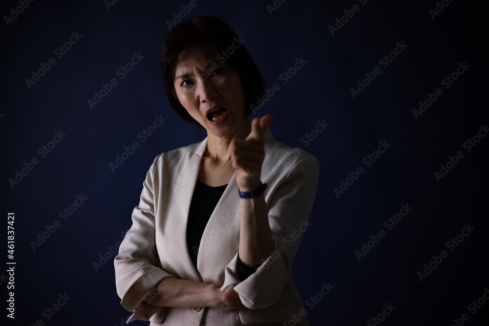 部下を叱る女性上司イメージ 部下を叱る女性上司イメージ
