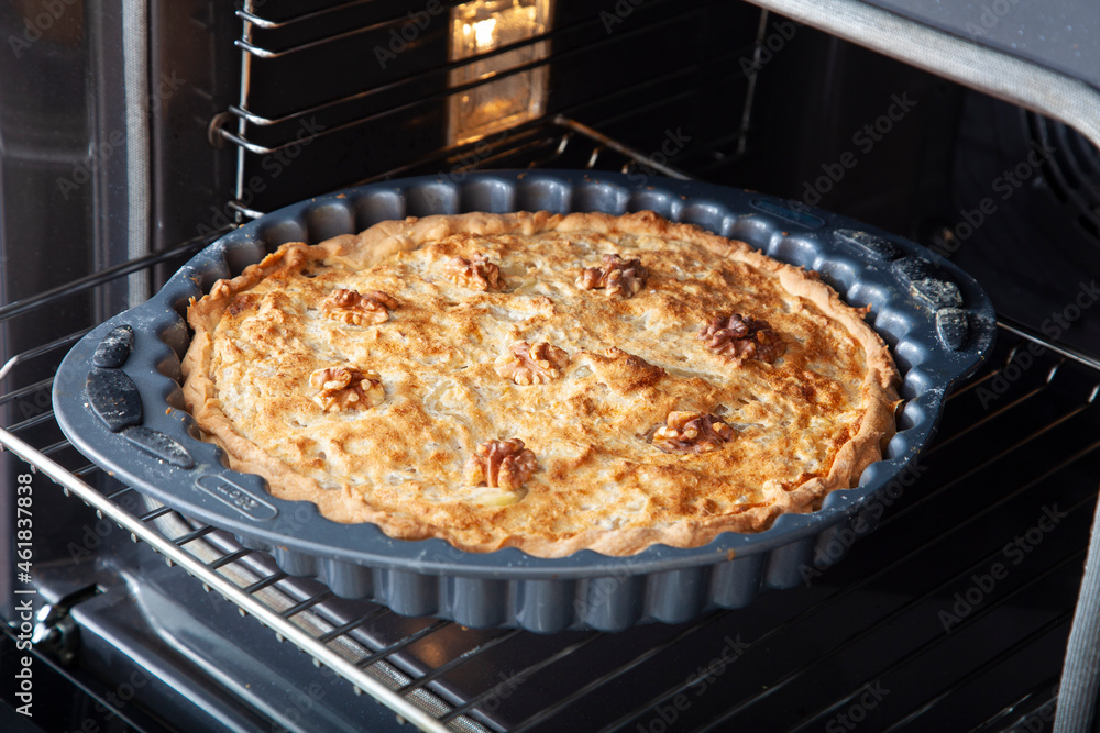 
Pastel francés tradicional con tocino y queso - quiche lorraine en el horno. Traditional French cake with bacon and cheese - quiche lorraine in the oven