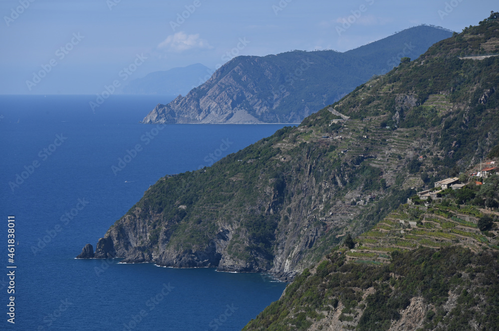 La costa frastagliata delle 5 Terre a strapiombo sul mar Ligure