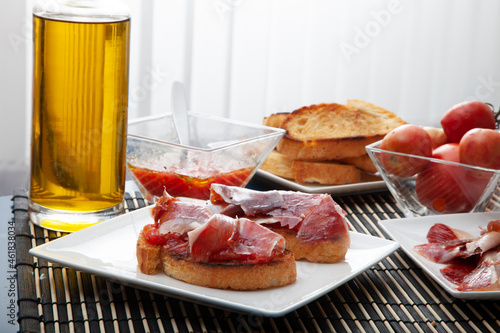  Desayuno,Pan con tomate y jamón serrano, desayuno español. Breakfast, bread with tomato and serrano ham, Spanish breakfast