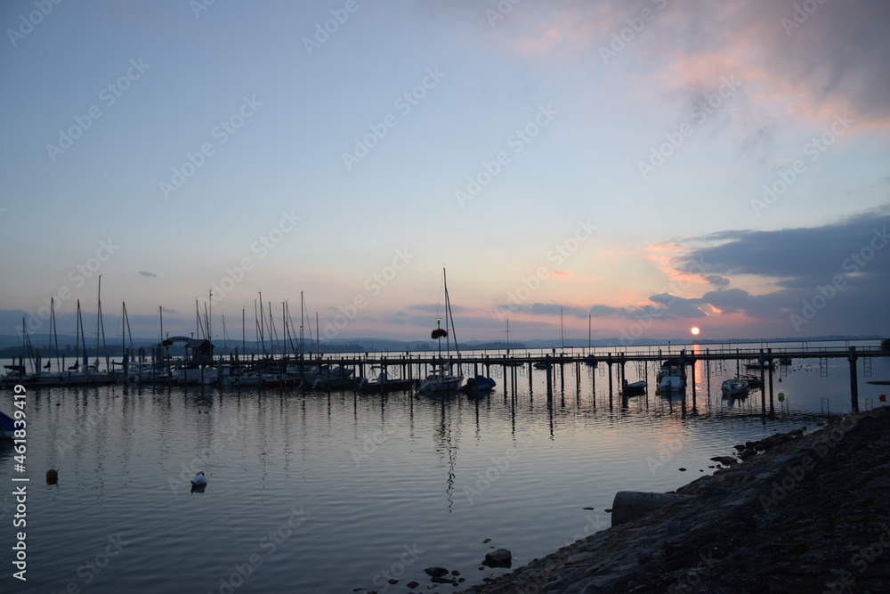 Der Sonnenaufgang in Iznang am Hafen 
