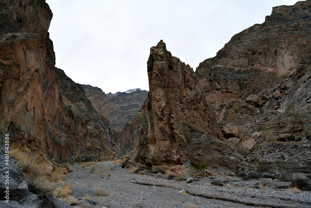 driving the wash of the Cottonwood Canyon with a 4wd drive in the Death Valley National park