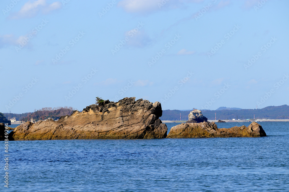 嵯峨渓の軍艦島。奥松島の源田浜から見る奇岩の島。宮城県東松島市宮戸。