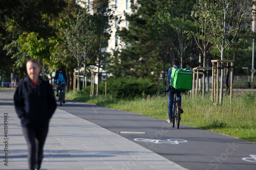 Kurier na rowerze dostarcz smaczne jedzenie na ulicach miasta.