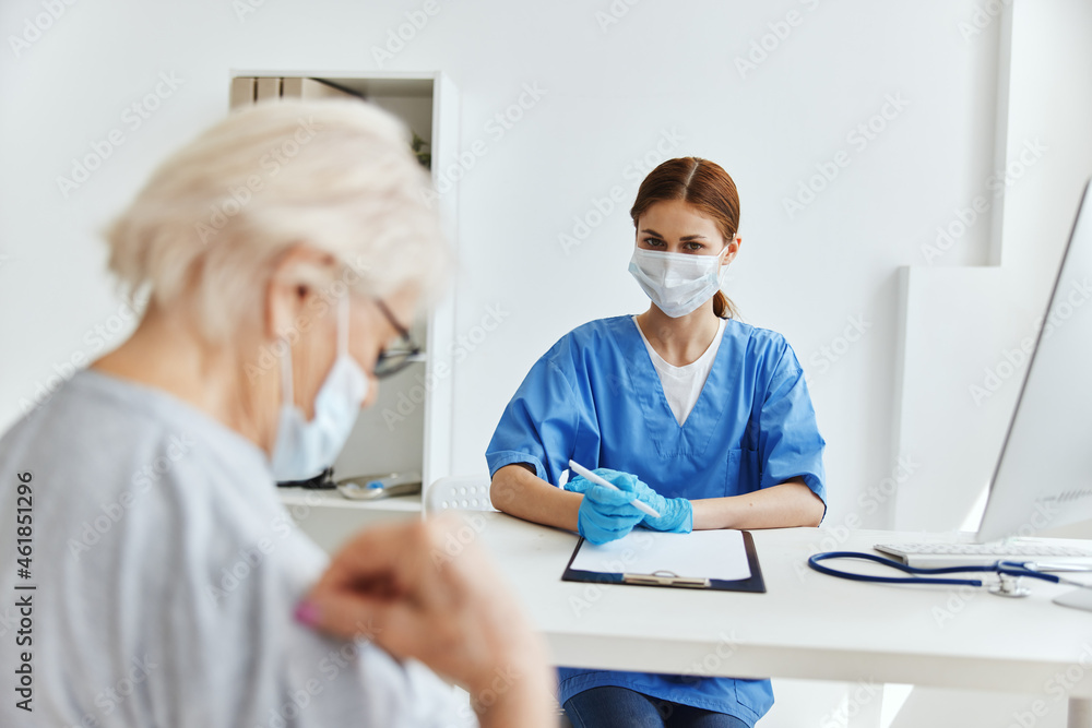 Obraz premium female doctor professional examination medical office