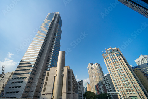 新宿のビル群と空 © starmix
