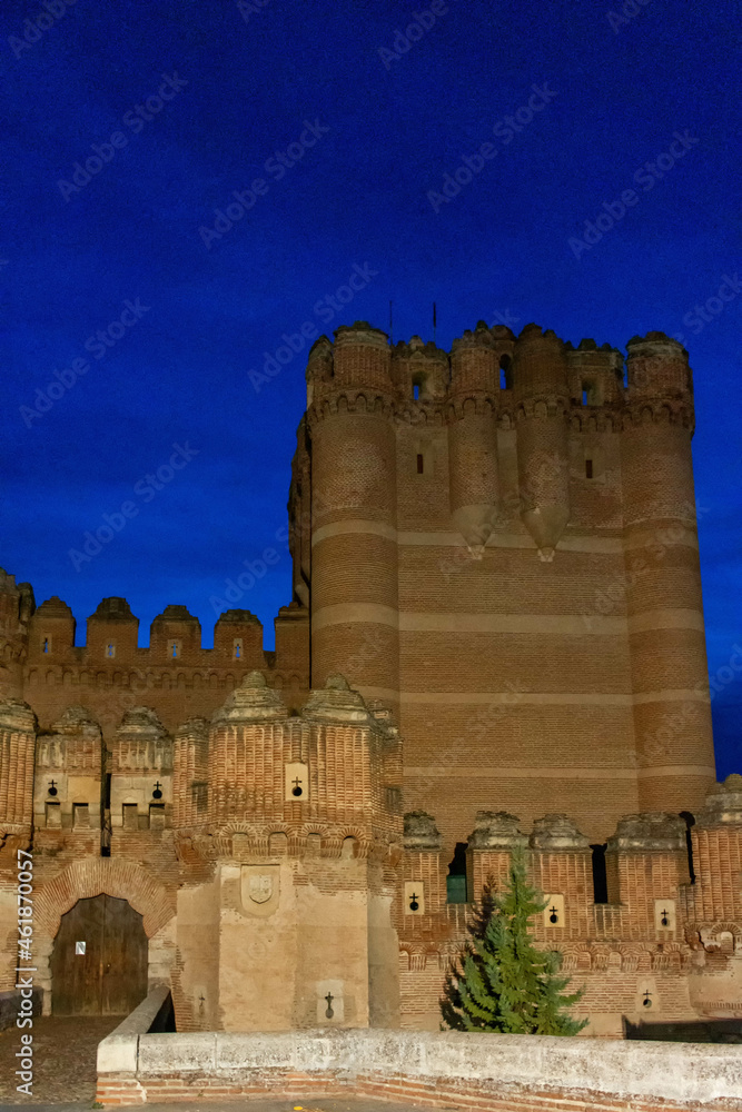Detalle torre al anochecer en el Castillo de Coca, Segovia