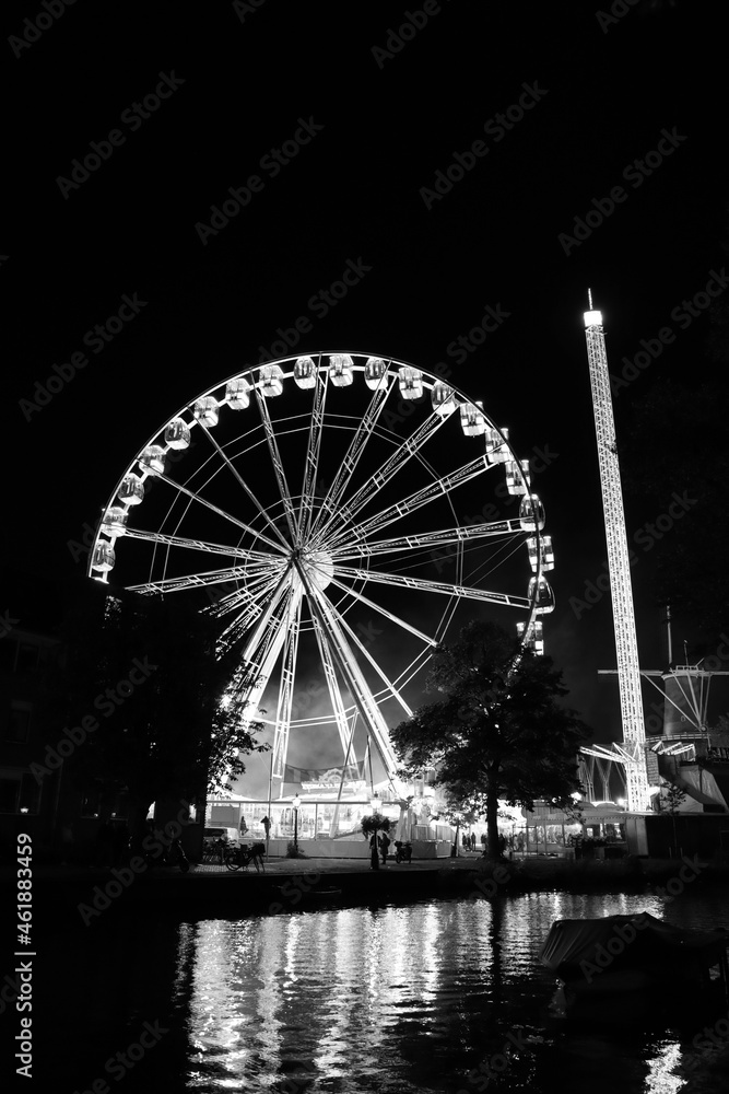 Riesenrad bei Nacht, schwarz/weiß