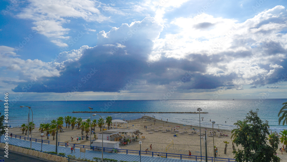 Playa del Postiguet en Alicante desde el mirador del Rabal Roig.