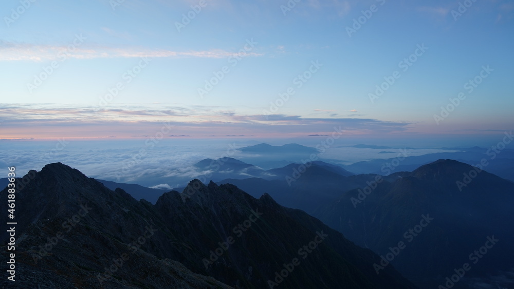 Fototapeta premium 奥穂高山頂からの日の出
