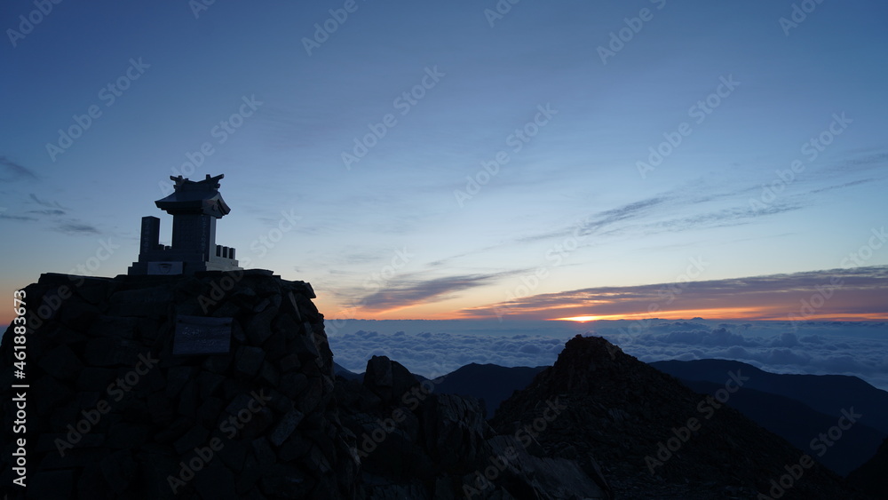 Fototapeta premium 奥穂高山頂からの日の出