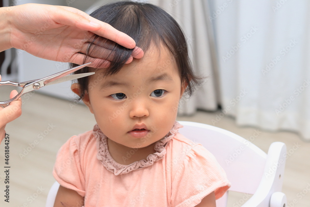 自宅で散髪をしてもらう子供 Stock Photo | Adobe Stock