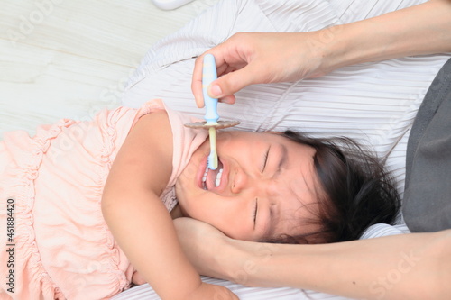食後に歯磨きをする子供