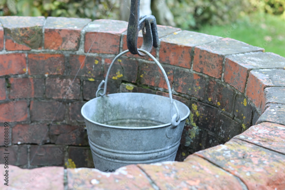 alter brunnen Blecheimer Wasser Metall Backsteine alter brunnen Blecheimer Wasser Metall Backsteine
