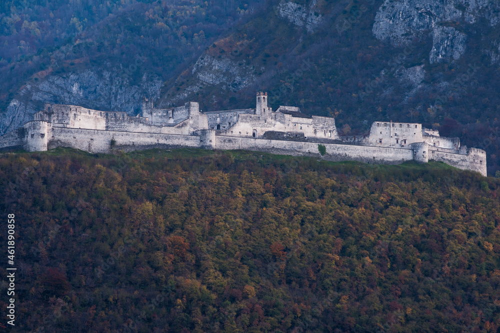 Risalendo la Vallagarina da Rovereto a Trento, in prossimità di Folgaria, sorge sulla sommità di una collina strategicamente importante la più grande struttura fortificata del Trentino: Castel Beseno.