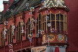 Seifenblasen vor dem Historischen Kaufhaus in Freiburg