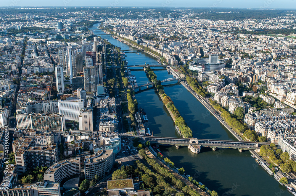 Luftaufnahme, Vogelperspektive des Flusses Seine, der Paris, Frankreich durchquert. Blick vom Eiffelturm mit Horizont