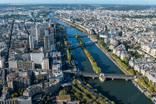Fototapeta Naklejka Na Ścianę i Meble -  Luftaufnahme, Vogelperspektive des Flusses Seine, der Paris, Frankreich durchquert. Blick vom Eiffelturm mit Horizont