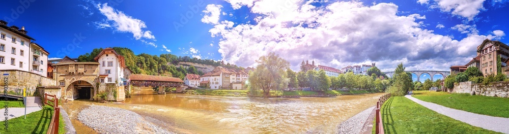 Altstadt an der Saane in Freiburg im Üechtland mit Pont de Berne, Schweiz