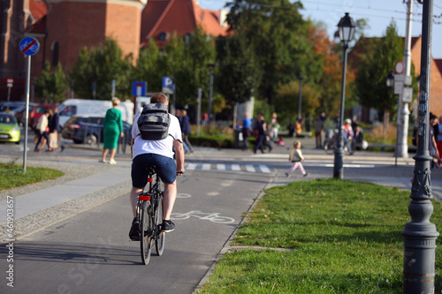 Wallpaper Mural Młodzy mężczyzna jedzie na rowerze po ścieżce rowerowej we Wrocławiu. Torontodigital.ca