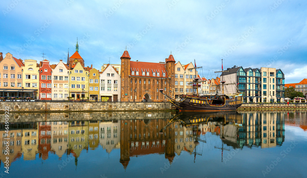 Fachwerkhäuser und Boote in der Altstadt von Danzig, Polen